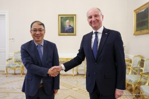 Đại sứ Nguyễn Hùng chào từ biệt ông Wojciech Kolarski– Bộ trưởng,Văn phòng Tổng thống.